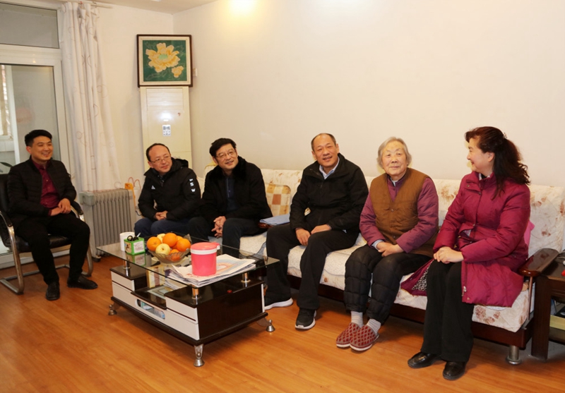 1548903547759019.jpg 慰问老干部1.jpg