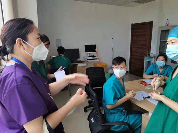 1628559669431040.jpg 2 王育勤主任把香囊分给西医同行 嘱咐大家做好防护.jpg