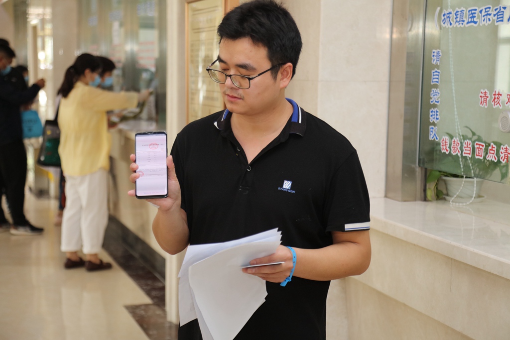 1594378894383662.jpg 病人展示河南省第一张住院电子发票.JPG