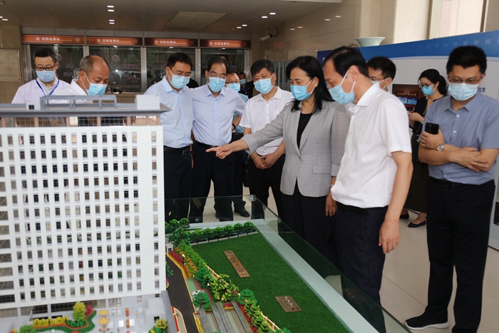 1628820991162137.jpg 余艳红书记参观首批中医国家区域医疗中心建设项目沙盘.jpg