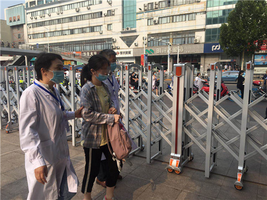 1594284491144356.jpg 2 陈同学健康状况平稳 步入考场.jpg
