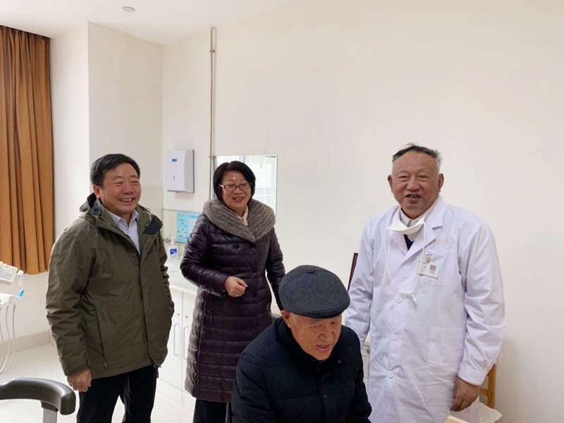 1548903573660471.jpg 慰问老专家.jpg