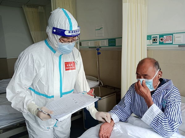 1628559932362821.jpg 3 一位老者见医生来查房 特意压了一下口罩塑型条.jpg